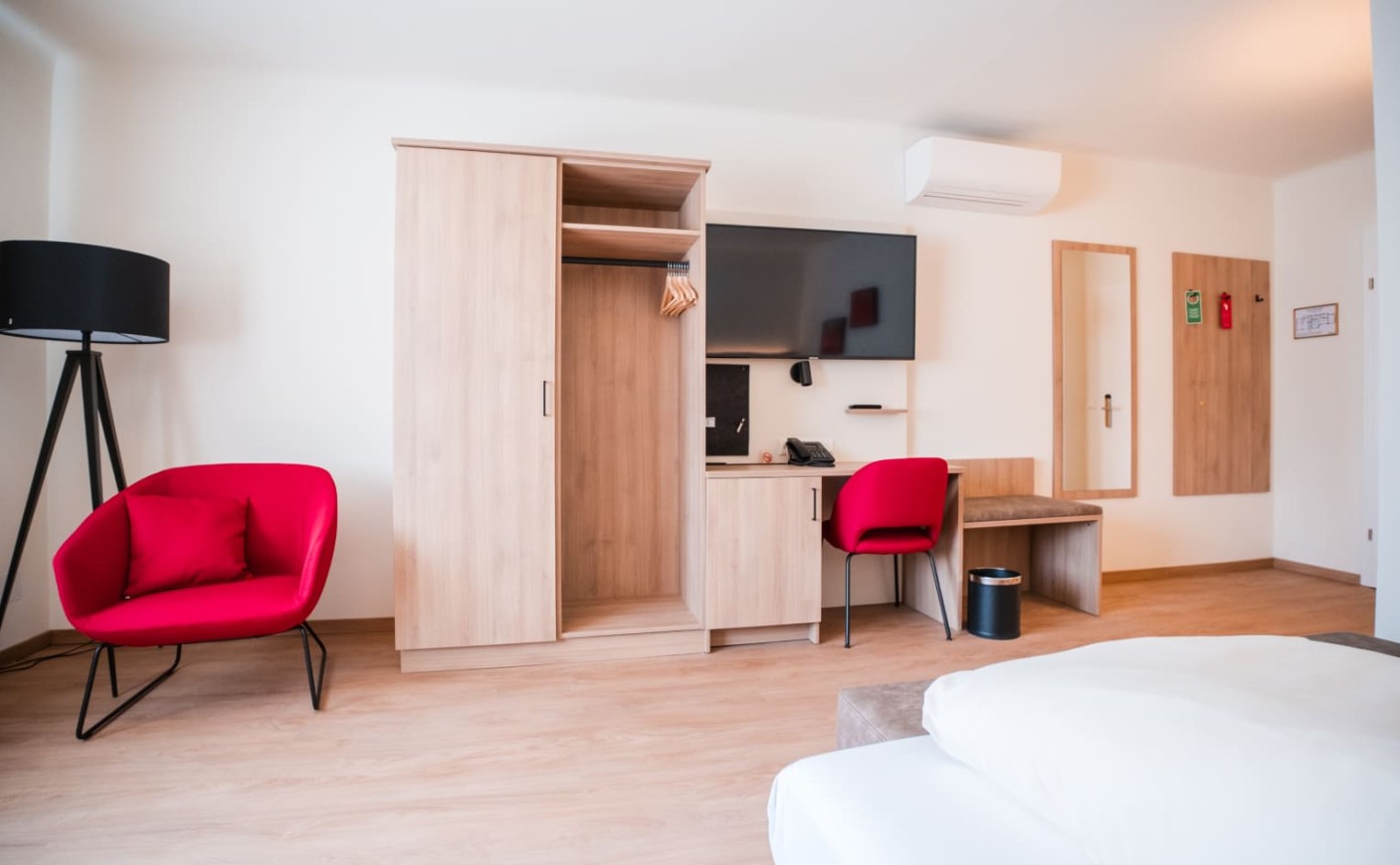Sitzecke und Schreibtisch im Doppelzimmer Deluxe